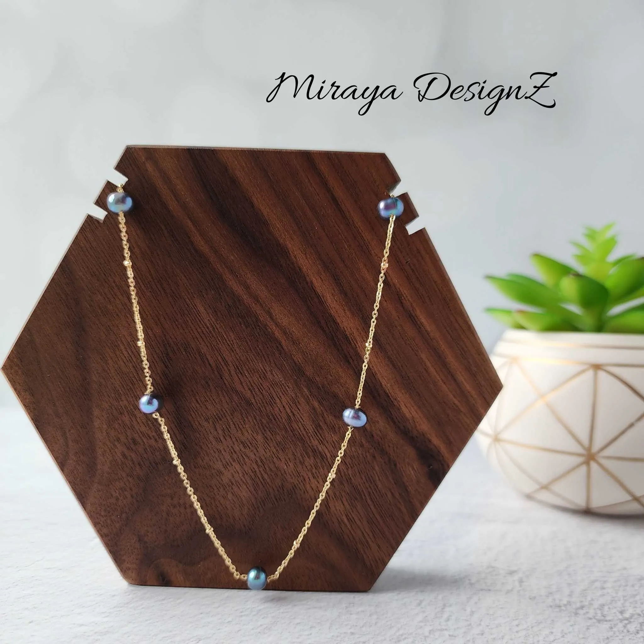 Minimalist Peacock Pearl Choker