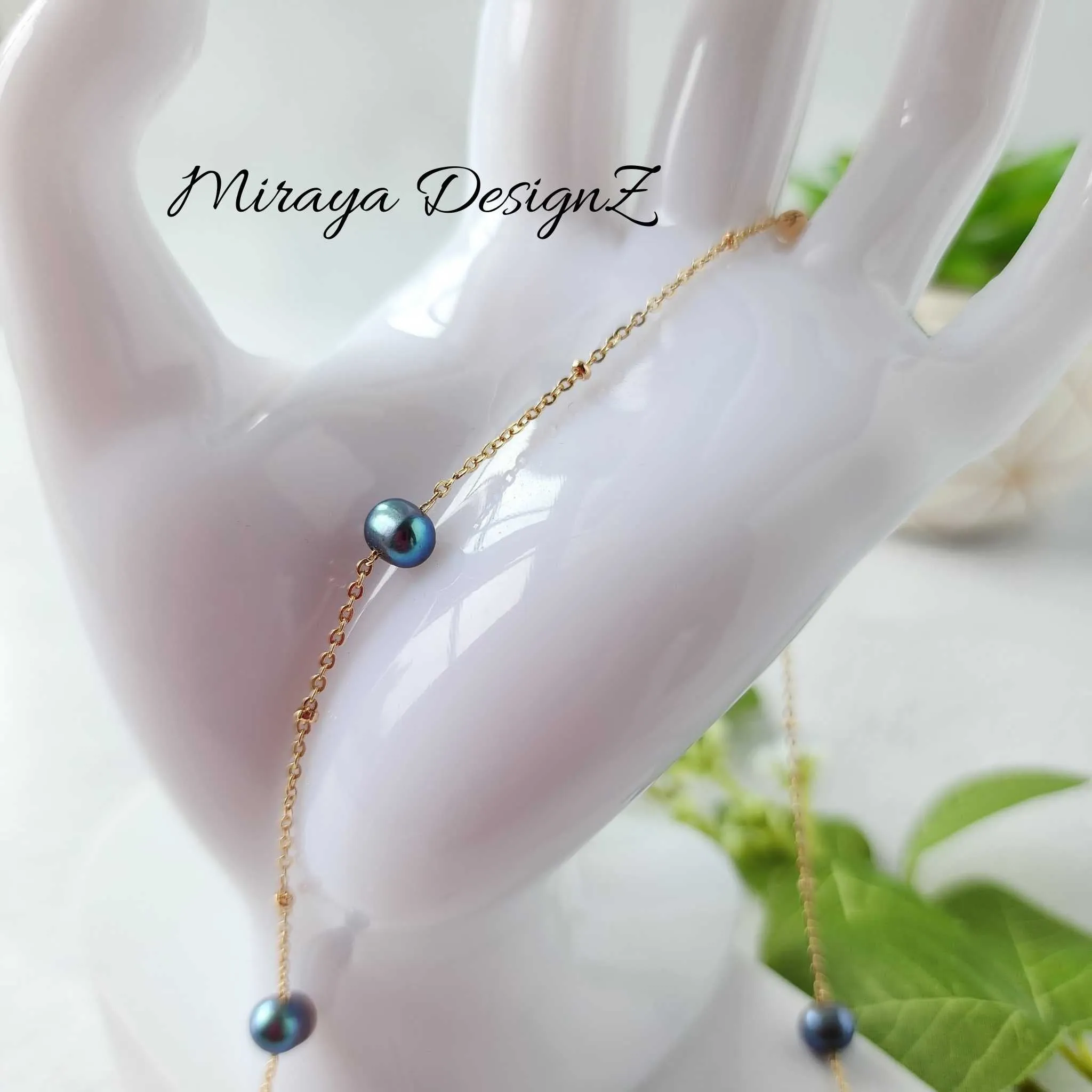 Minimalist Peacock Pearl Choker