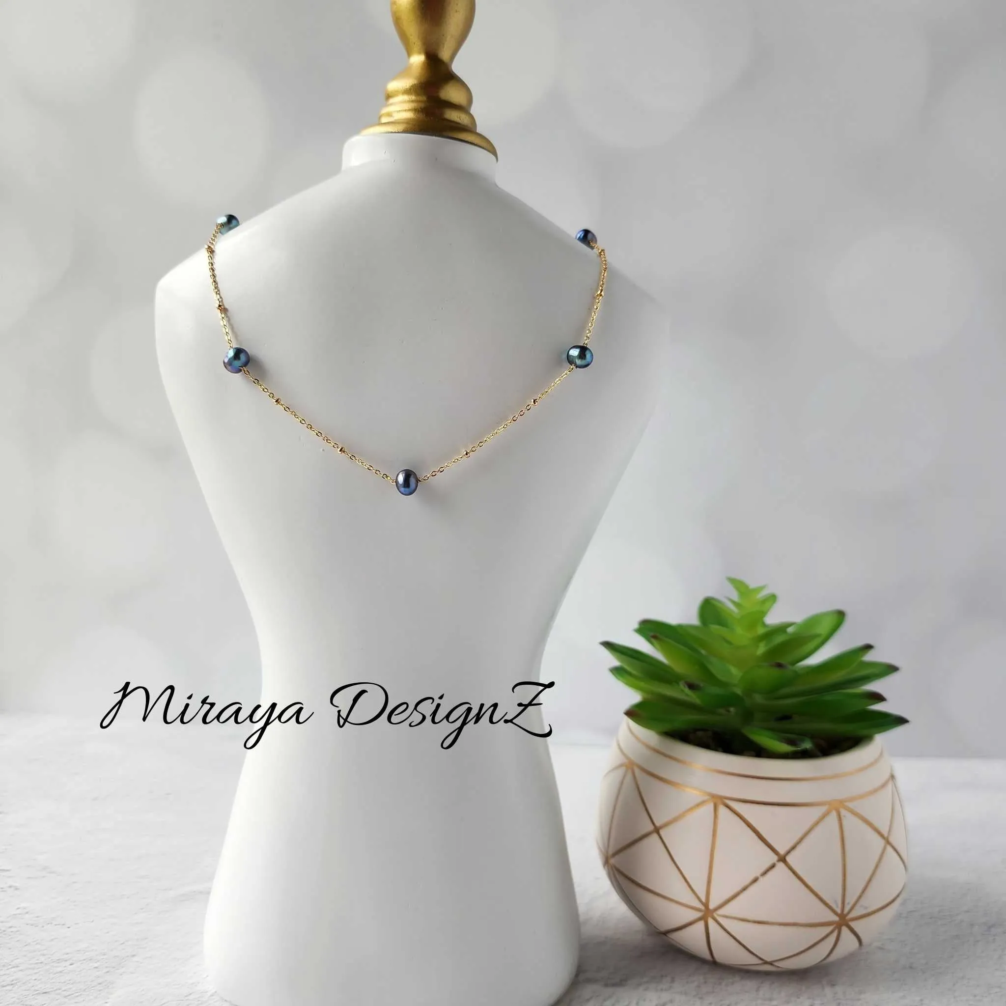 Minimalist Peacock Pearl Choker