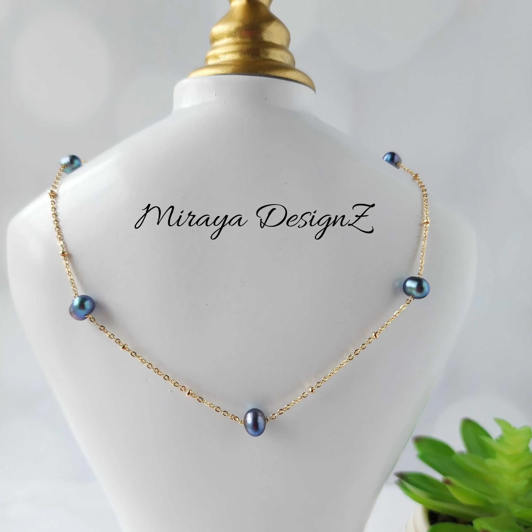 Minimalist Peacock Pearl Choker