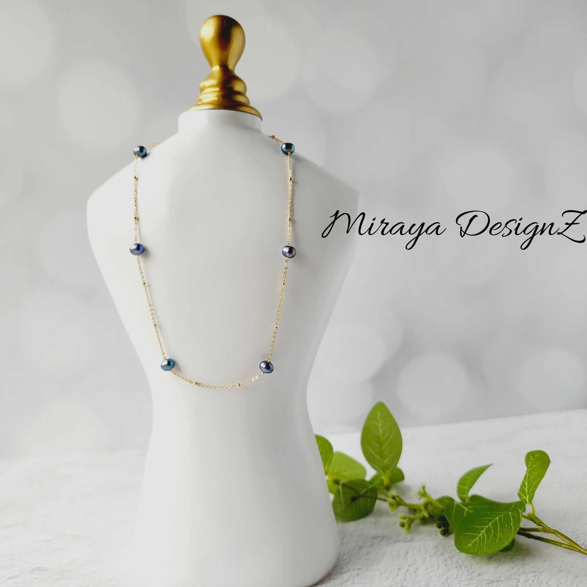 Minimalist Peacock Pearl Choker