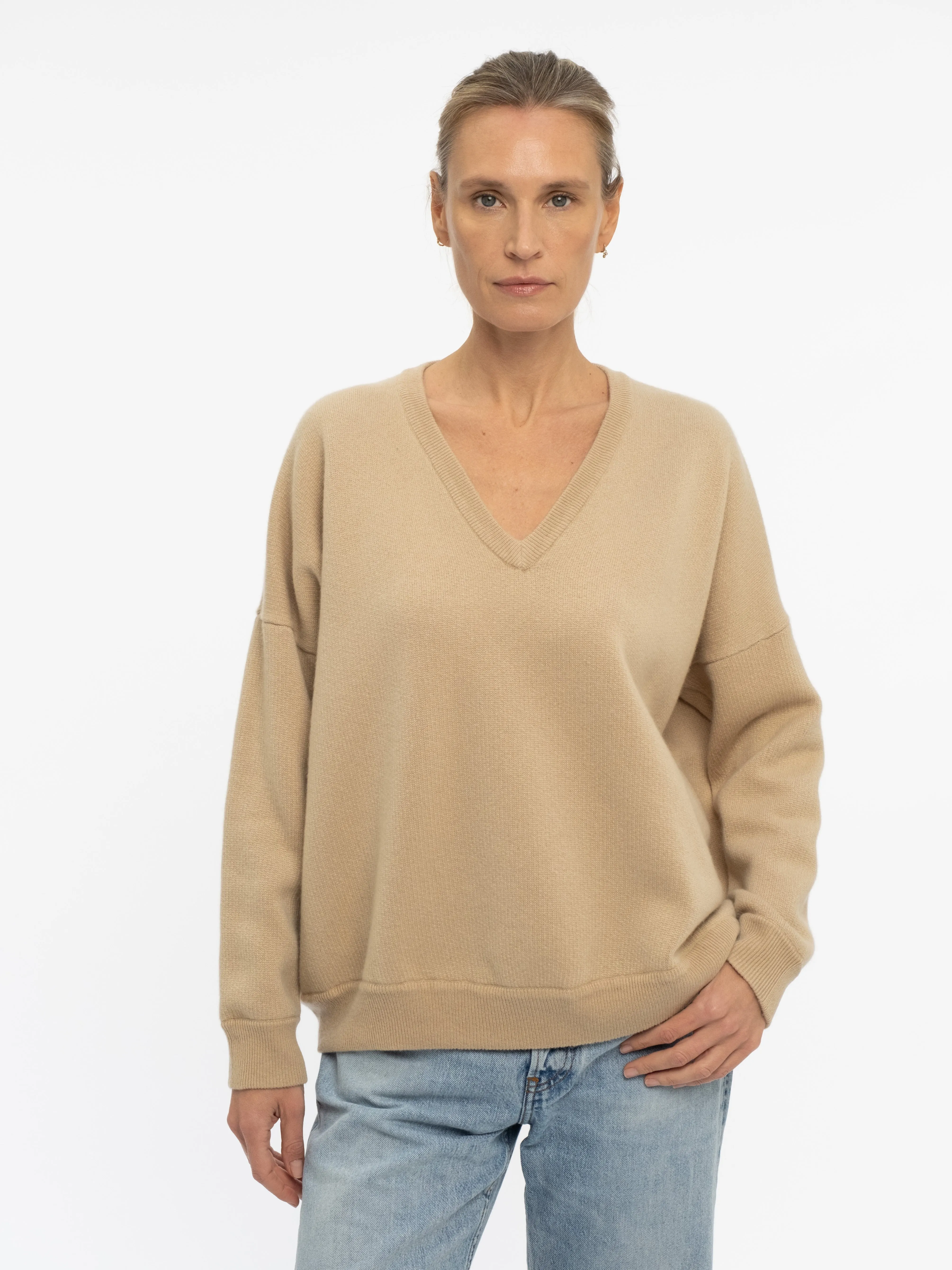 THE V-NECK SWEATSHIRT | TWINE